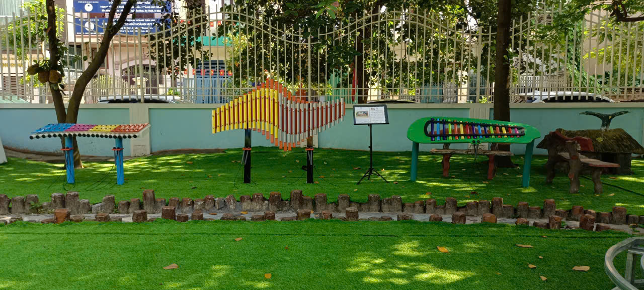 Khu nhạc cụ ngoài trời giúp trẻ cảm nhận âm thanh và phát triển trí tuệ cảm xúc